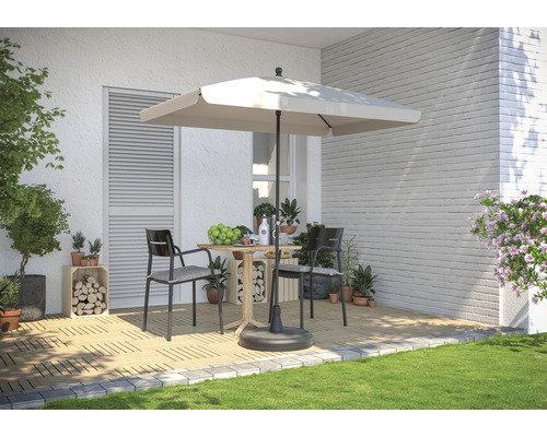 Terrasscène met parasol, tuintafel en stoelen op een houten vloer
