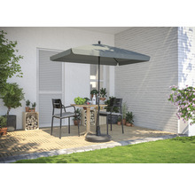 Scene met vierkante parasol, tafel en twee stoelen op een terras