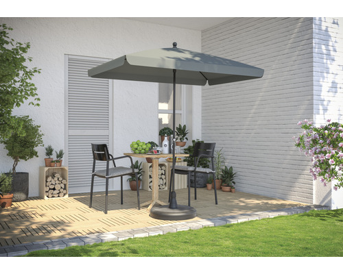 Scene met vierkante parasol, tafel en twee stoelen op een terras
