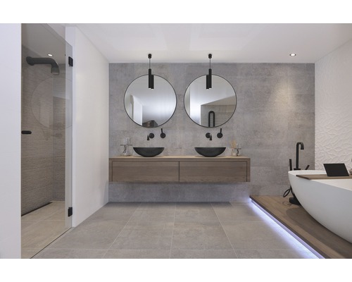 Badkamer met twee wastafels, ronde spiegels, douche en ligbad