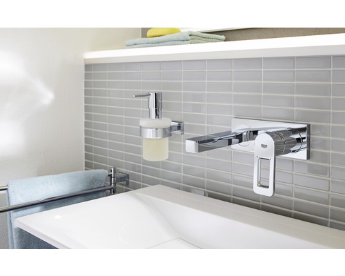 Moderne badkamer met wastafel, kraan, zeepdispenser en handdoekhouder