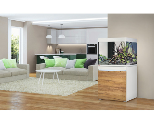 Woonkamer met aquarium op een onderkast