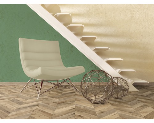 Scene met fauteuil, metalen bollen en trap