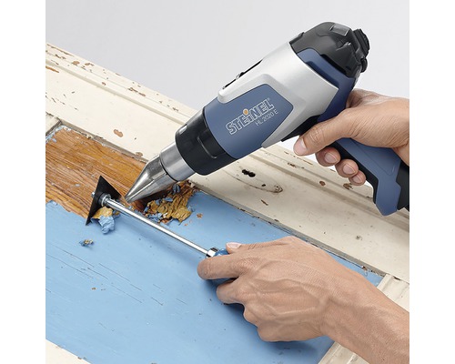 Heteluchtpistool dat verf verwijdert van een houten frame