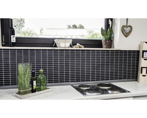 Keukenscène met zwarte tegels op de muur