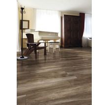 Lichte kamer met houten vloer, piano, stoel, kast en staande lamp