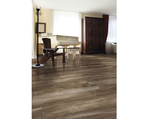 Lichte kamer met houten vloer, piano, stoel, kast en staande lamp