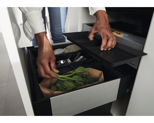 Afvalscheidingssysteem in uittrekbare kast met afvalemmer en biologisch afval