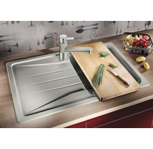 Keuken spoelbak met snijplank, kraan, groenten en aardappelen