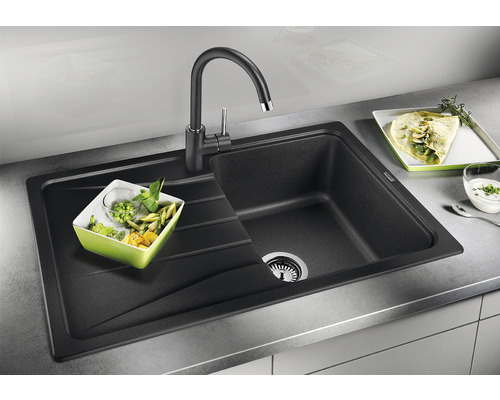 Zwarte granieten gootsteen met afdruiprek en kraan