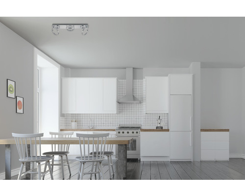 Lichte keuken met eettafel, stoelen, kitchenette en plafondlamp