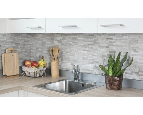 Keukenscène met spoelbak, kraan, werkblad, keukengerei en decoratie