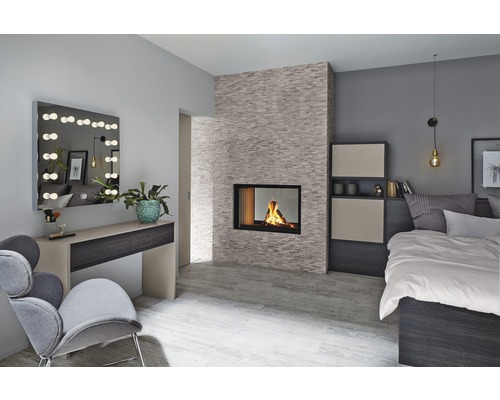 Lichte slaapkamer met open haard, bed en kaptafel met spiegel