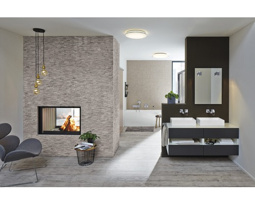 Moderne badkamer met open haard, dubbele wastafel en stijlvolle verlichting