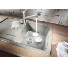 Spoelbak met kraan op een aanrecht in de keuken