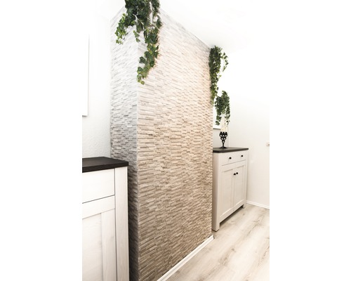 Kamerontwerp met wandbekleding in steenlook en decoratieve elementen