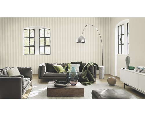 Woonkamer met gestreept behang, leren bank en houten tafel