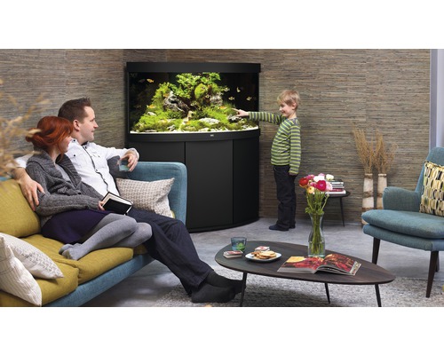 Familie kijkt naar aquarium in de woonkamer