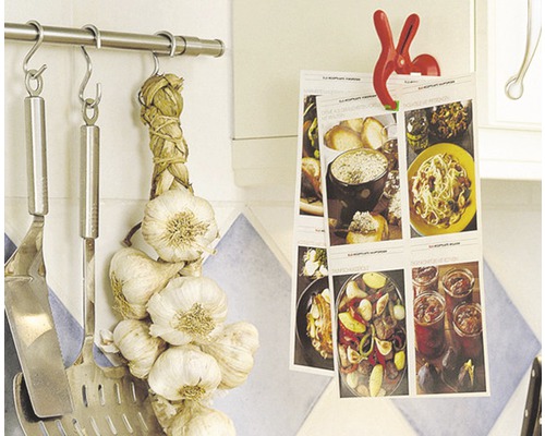 Keuken met knoflookvlecht, keukengerei en recepten