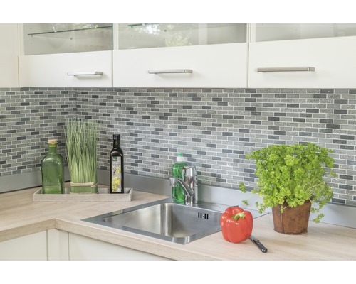 Keuken spoelbak met kraan, mozaïektegels, keukengerei en decoratie
