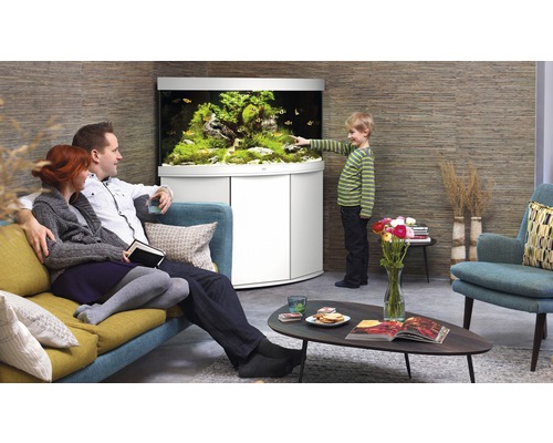 Woonkamer met aquarium, gezin zit op de bank