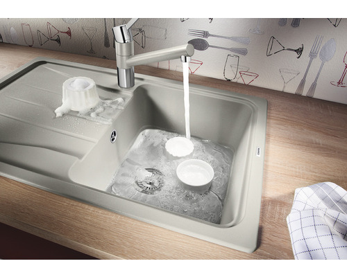 Spoelbak met afdruiprek, kraan en servies