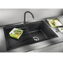 Spoelbak van graniet met afdruiprek en kraan