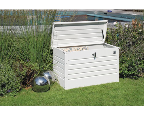 Geopende, witte tuinkist op een gazon