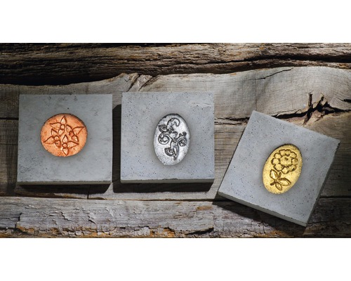 Decoratieve betontegels met verschillende motieven op houten achtergrond