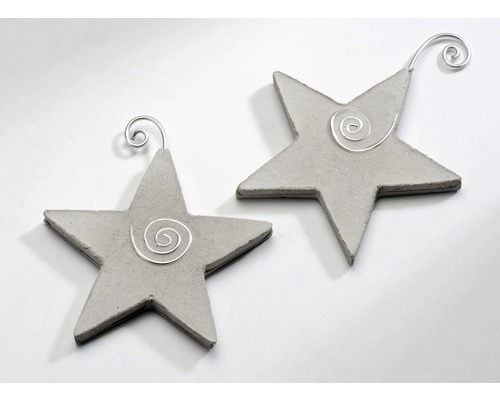 Twee grijze sterren van beton met metalen spiralen als decoratie