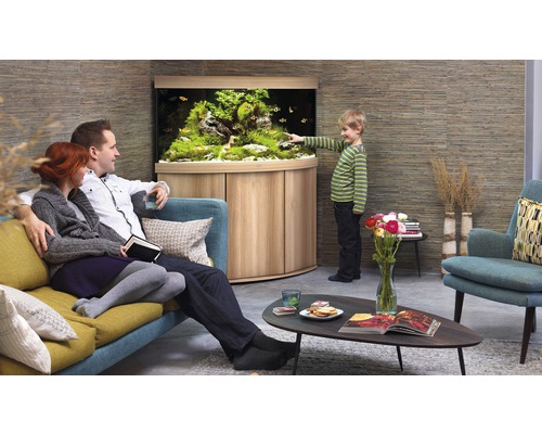 Familie kijkt naar aquarium in de woonkamer met houten kast