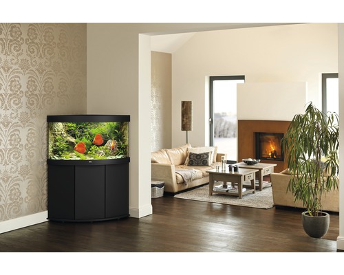 Ingericht hoekaquarium met onderkast in een woonkamer
