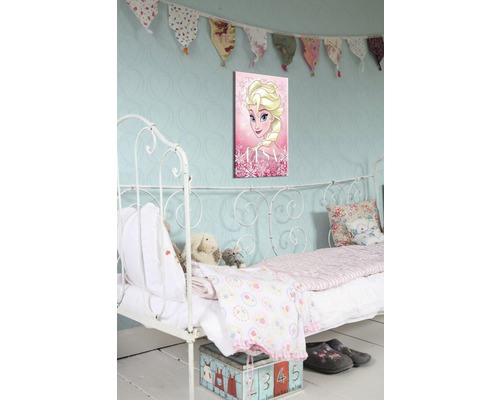 Kinderkamer met canvas afbeelding van Elsa uit Frozen boven een bed