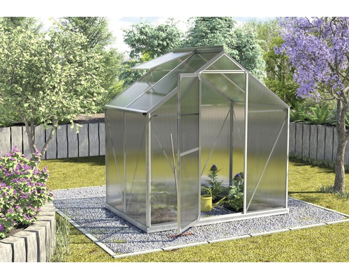 Tuinkas met open deur en dakraam in de tuin