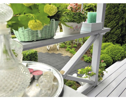 Terras met decoratie en planten in de tuin