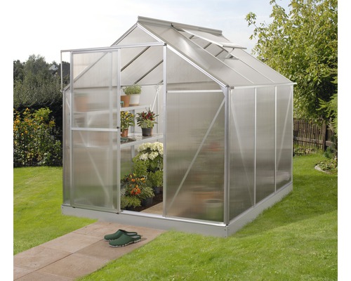 VITAVIA Kweekkas Triton 3800 aluminium met kanaalplaten 6 mm met fundering 198 x 193 cm Kas met planken en planten in de tuin.