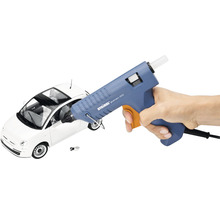 Hand met lijmpistool voor een speelgoedauto