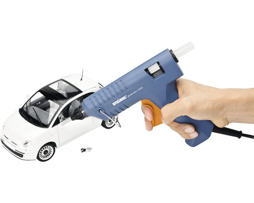 Hand met lijmpistool voor een speelgoedauto