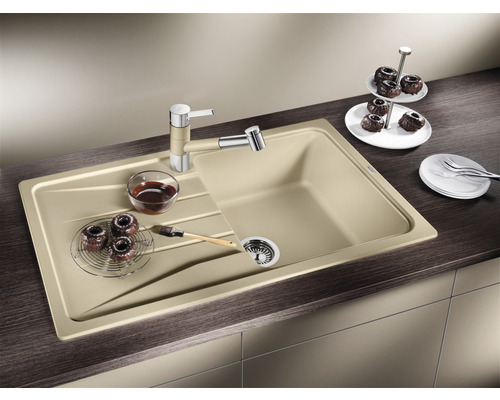 Spoelbak met afdruiprek, gootsteen en kraan op een werkblad