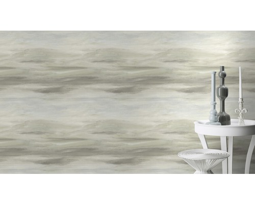 Scène met een patroonbehang, tafel en decoraties