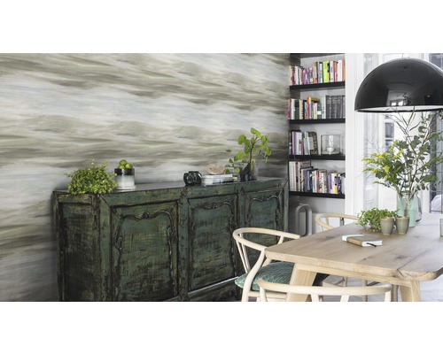 Woonkamer met patroonbehang, dressoir, boekenkast en eettafel