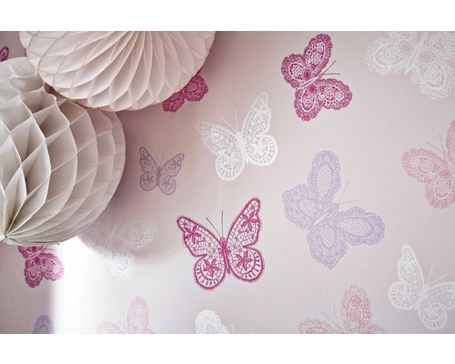 Kamer met behang met vlindermotief en papieren decoratie