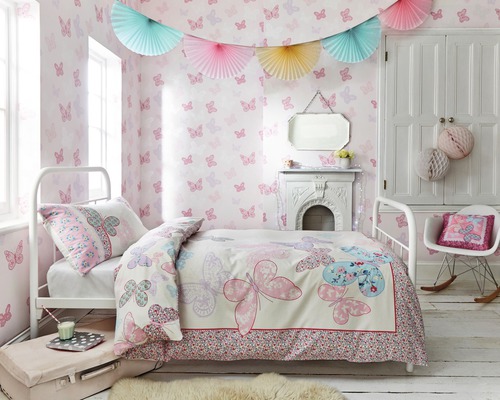 Kinderkamer met bed, nachtkastje en decoratieve elementen