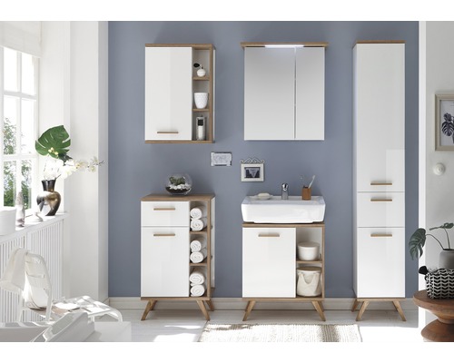 Badkamer met wastafel, spiegelkast en hoge kast in licht houtdecor en wit