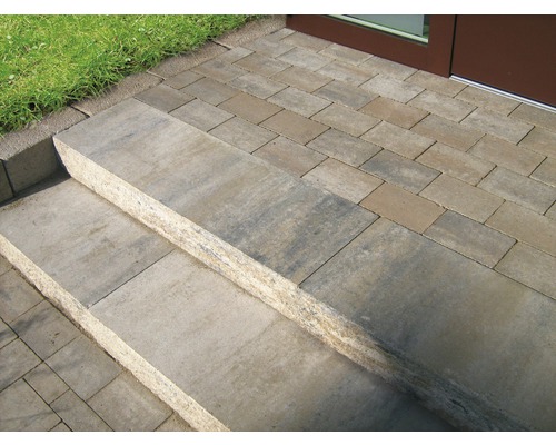 Buitentrap en bestrate loopbrug van betonstenen