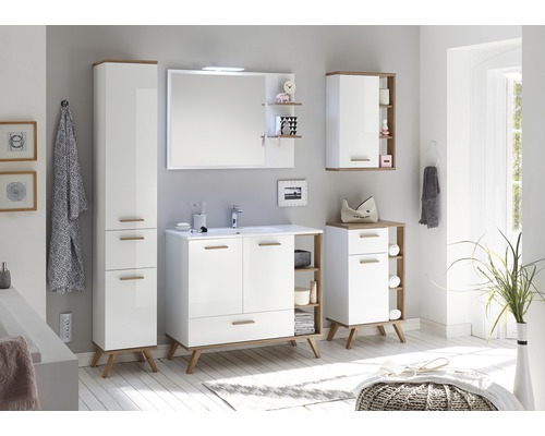 Badkamer met wastafelonderkast, spiegelkast, hangkast en hoge kast in Scandinavische stijl