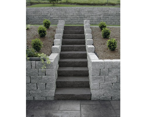 Natuurstenen trap met zijdelingse begrenzing in een tuin