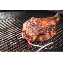 Tomahawk steak op grill met vleesthermometer