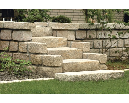 Trap van natuursteen in tuin