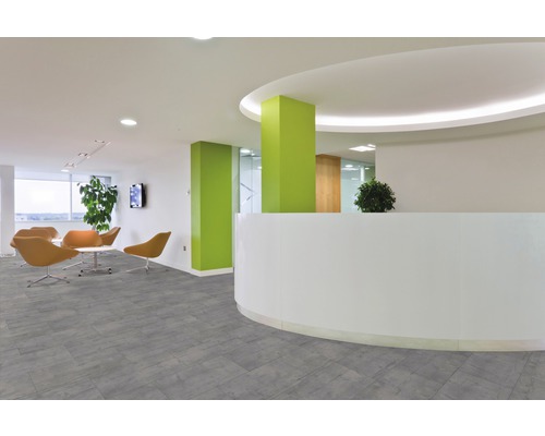 Receptieruimte met vloertegels in steenlook, receptiebalie en zithoek